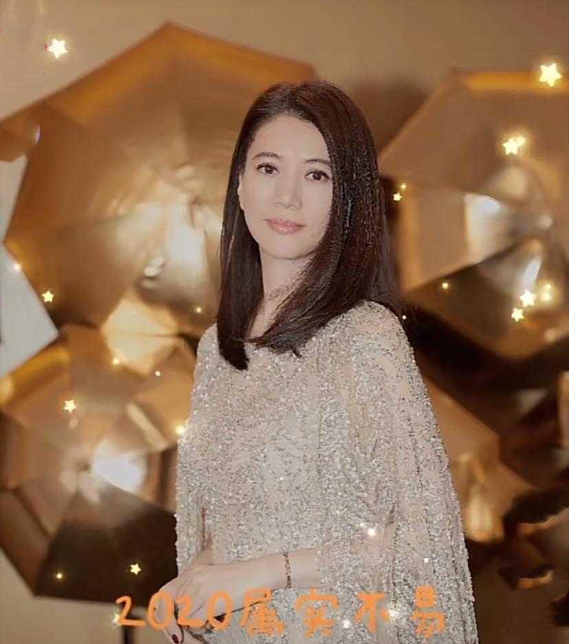 身材|袁咏仪认真打扮惊艳了！一袭亮片裙优雅气质，张智霖白西装帅爆