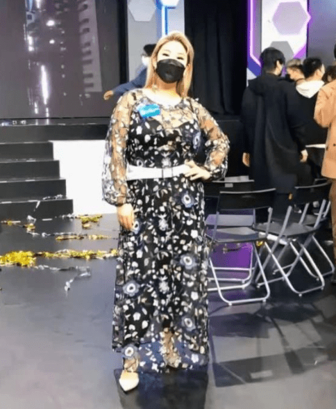 黑色|郑欣宜减肥成功活得像公主，穿碎花连衣裙身材饱满，笑起来太甜了