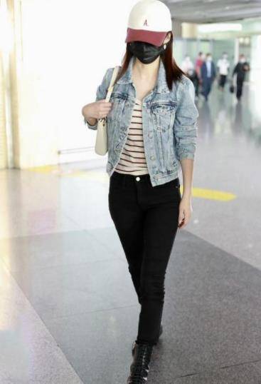 的比例|李沁也挺会搭配的，牛仔短外套配紧身裤显腿长，可惜暴露胯宽