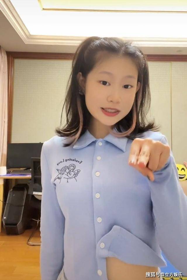小沈阳女儿秀舞姿刻意掀起衣服露肚皮14岁染发引热议