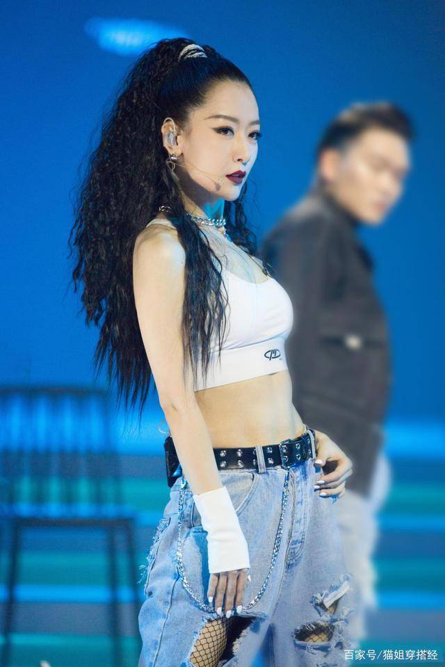 黑色|陈小纭挺有“女团样”，超短裤配长靴惊艳姐姐初舞台，咋看都漂亮