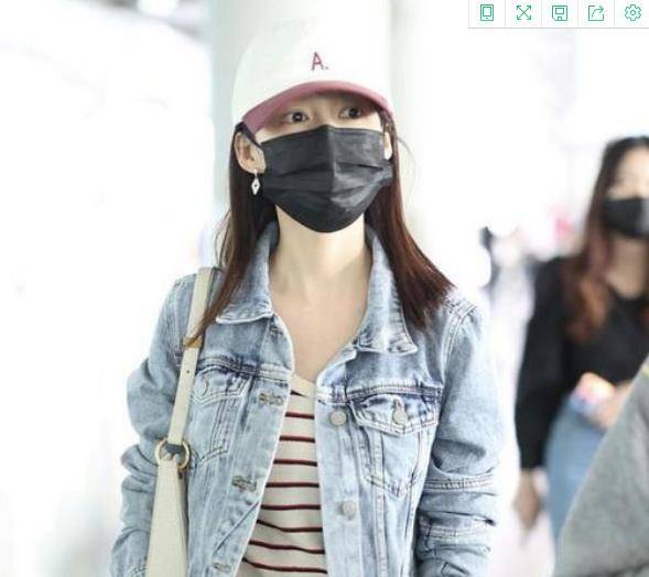 的比例|李沁也挺会搭配的，牛仔短外套配紧身裤显腿长，可惜暴露胯宽