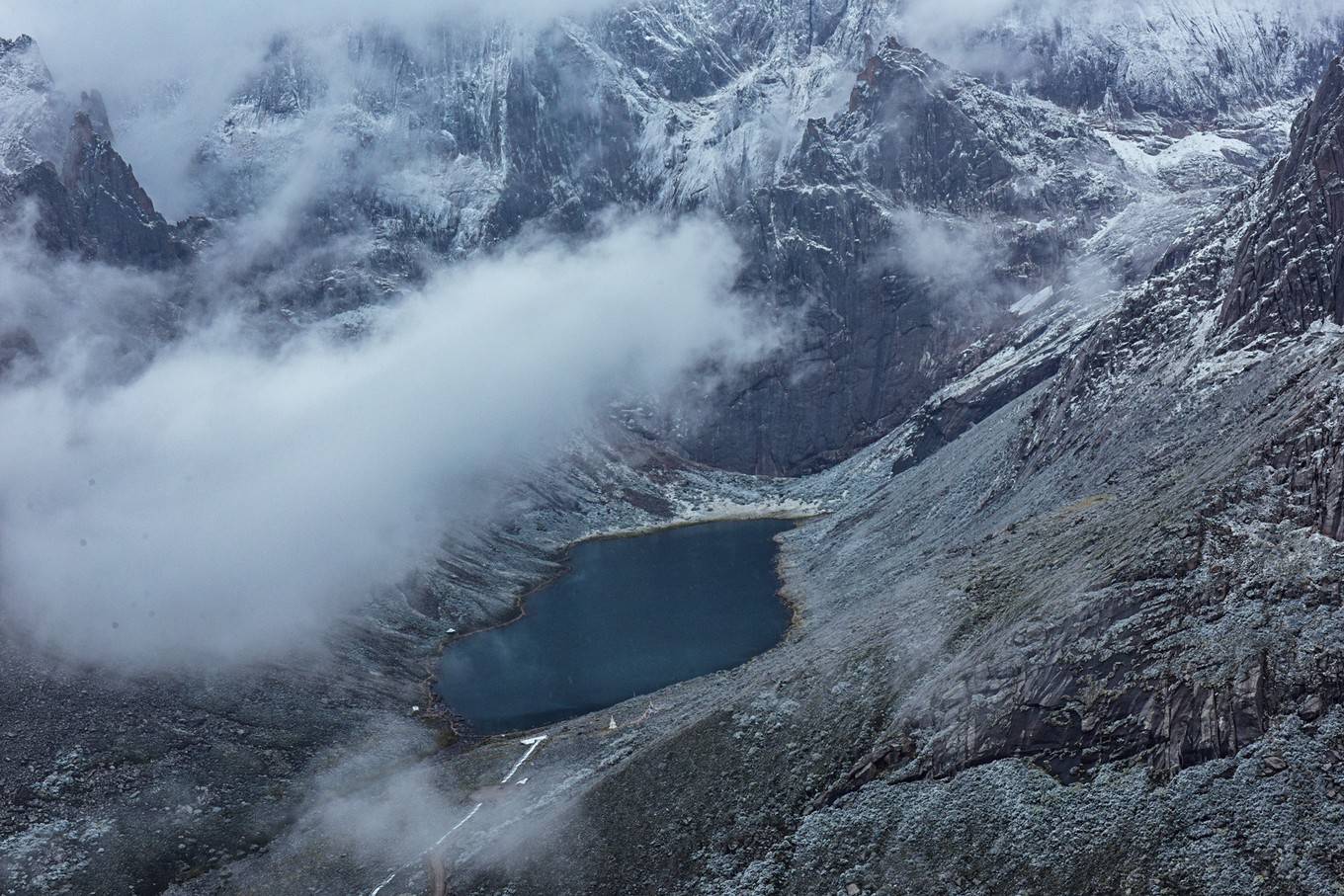 山峰|山峦狂野，湖泽明媚，这儿是你猜不透的石头仙境-莲宝叶则!