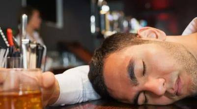 治疗|一喝酒就容易出现4种状况,请你立刻停止饮酒,肝脏可能有问题了