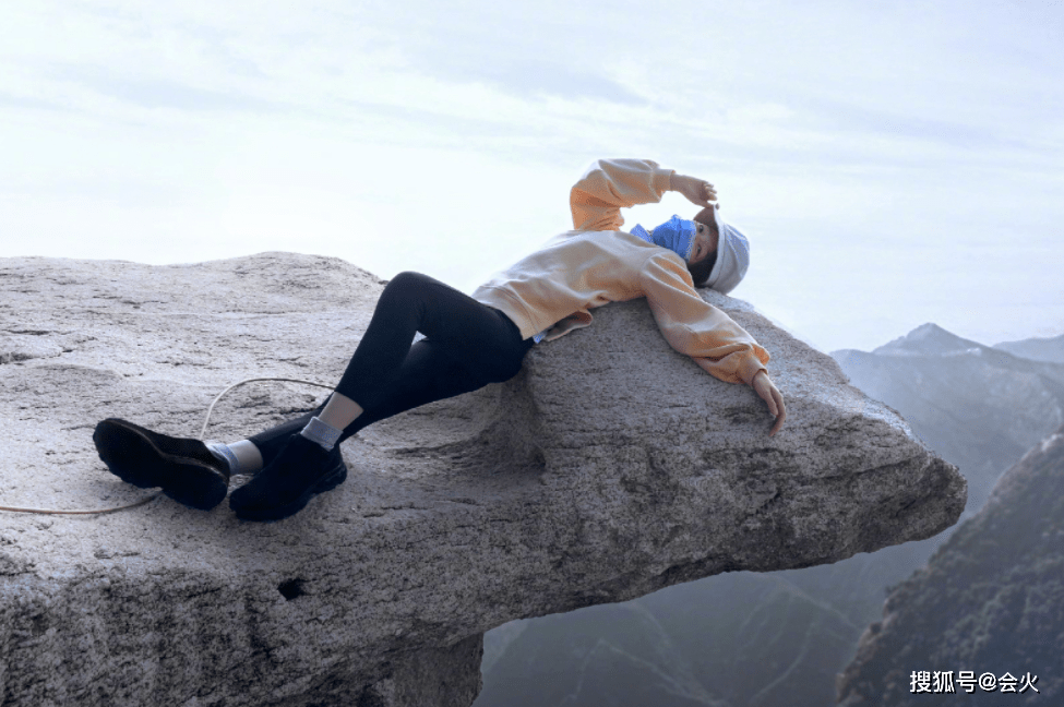 胆子|周冬雨悬崖边石头上拍照！仅用一根绳子拴在腰部，单腿站立好大胆