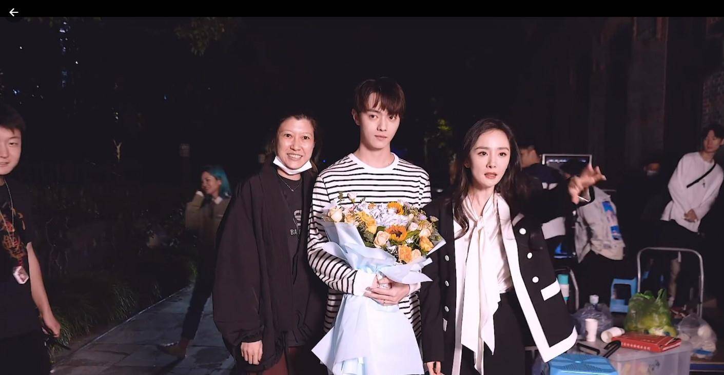 服装|杨幂真的好勇敢啊，和小9岁的许凯演情侣，看照片还挺有cp感