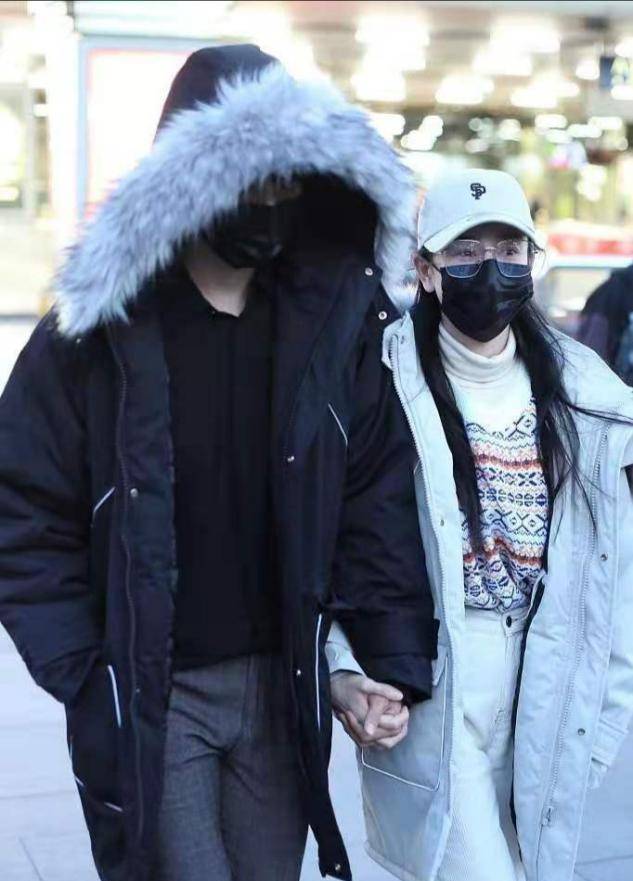 后首|张檬风波后首露面，和男友同穿情侣装大秀恩爱，不惧镜头笑容甜美