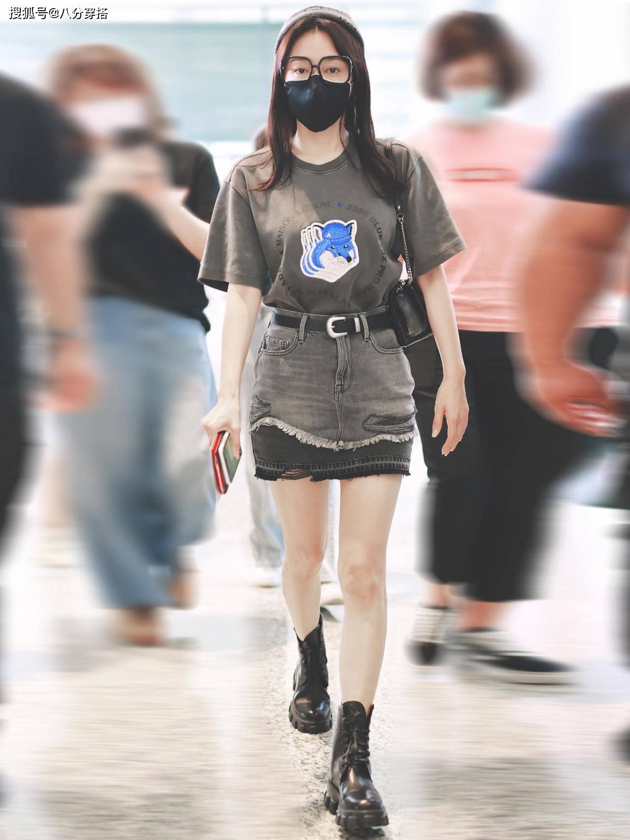 黑色|秦岚私服穿搭也惊艳,T恤配牛仔裙简约利落,舒适随性又有气场