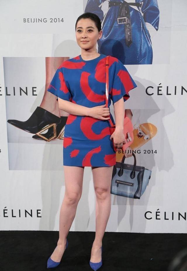 贵妇|梅婷的衣品比年轻人还潮,穿波点薄纱裙配抹胸内搭,穿出贵妇感