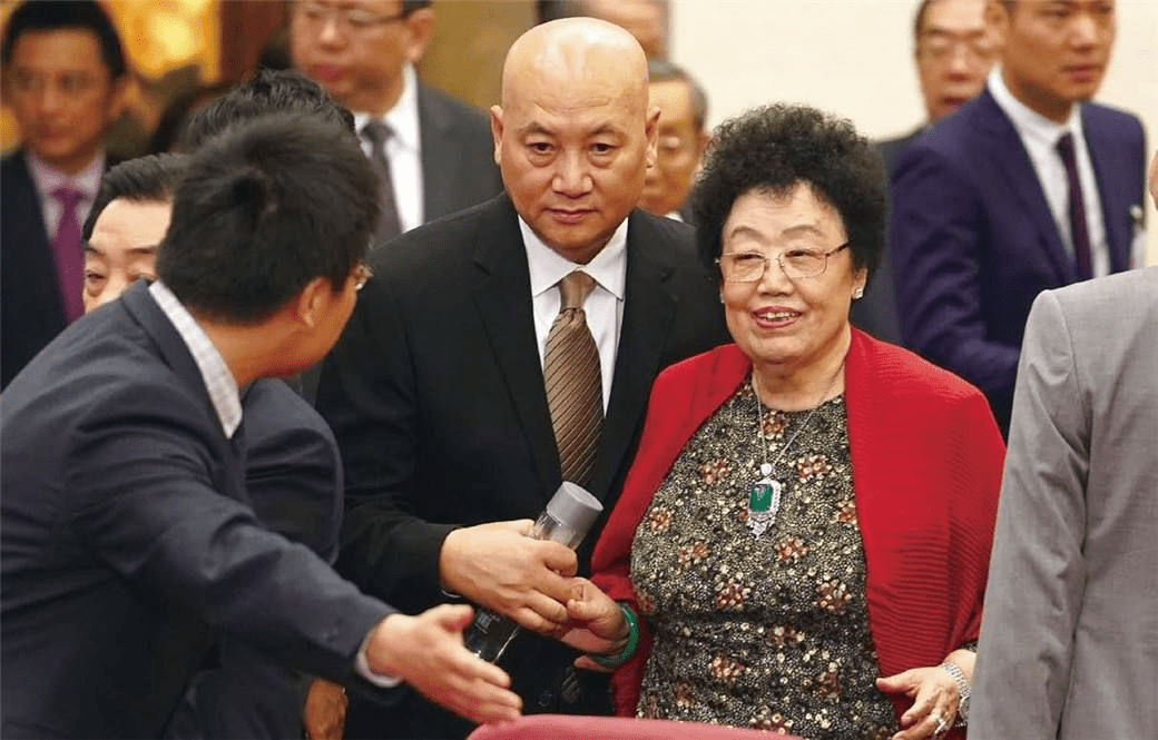 花朵|陈丽华不愧是女首富，平时穿的花里胡哨，却带着富态感，一点不胖