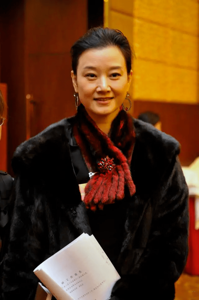 黑色|宋祖英气质不是盖的，“土味”棉衣配小脚裤好洋气，高级又时髦