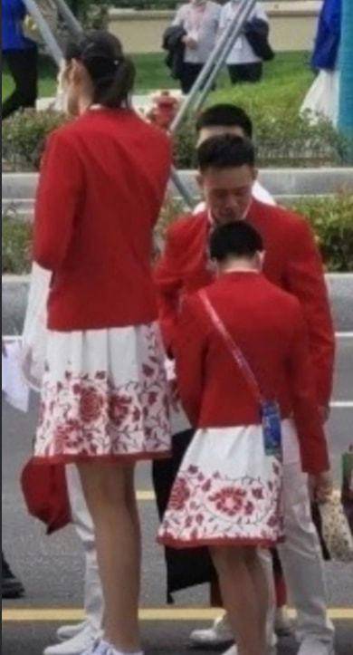 元素|全红婵全运会合影太娇小！和朱婷站一起成最萌身高差，气场却不输