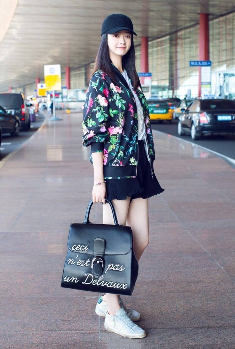 黑色|被蒋欣长发造型美到了!印花夹克配短裤下衣失踪,模样清纯又甜美