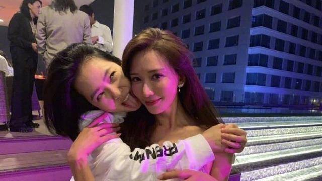 黑色|林志玲夫妇婚后首现身,Akira穿花衬衣油腻土气,网友:一脸猥琐