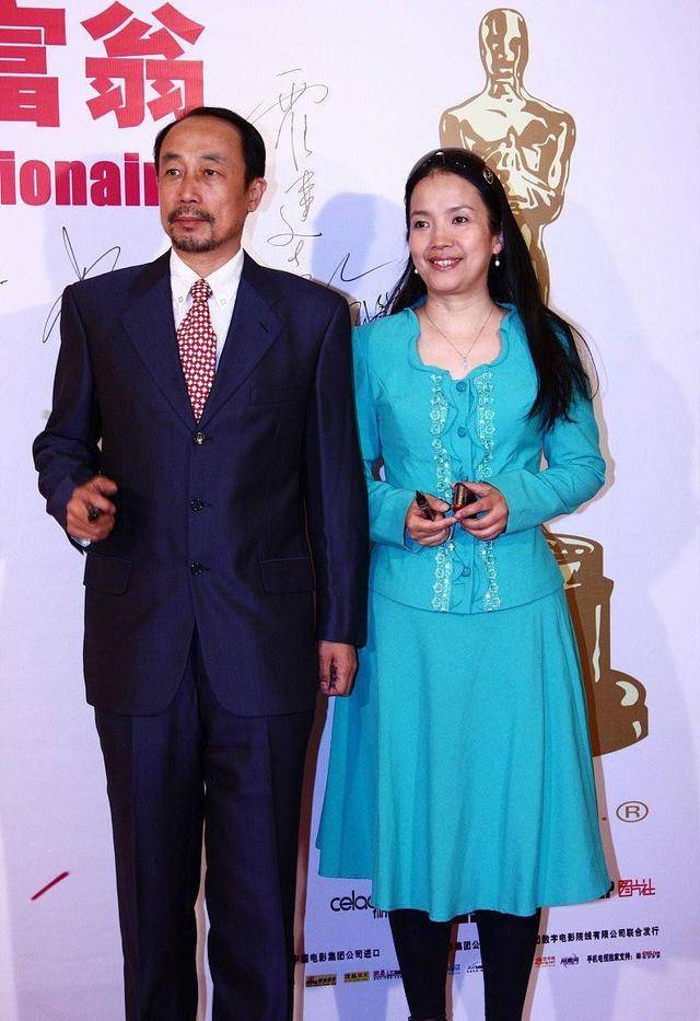 流苏|吕丽萍打扮得素雅挺大方，白色衬衫配流苏罩衫，遮挡身材效果明显