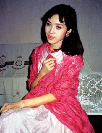 配饰|龚雪人生活得真漂亮，年轻时穿衣经典不过时，老年穿衣也时髦洋气