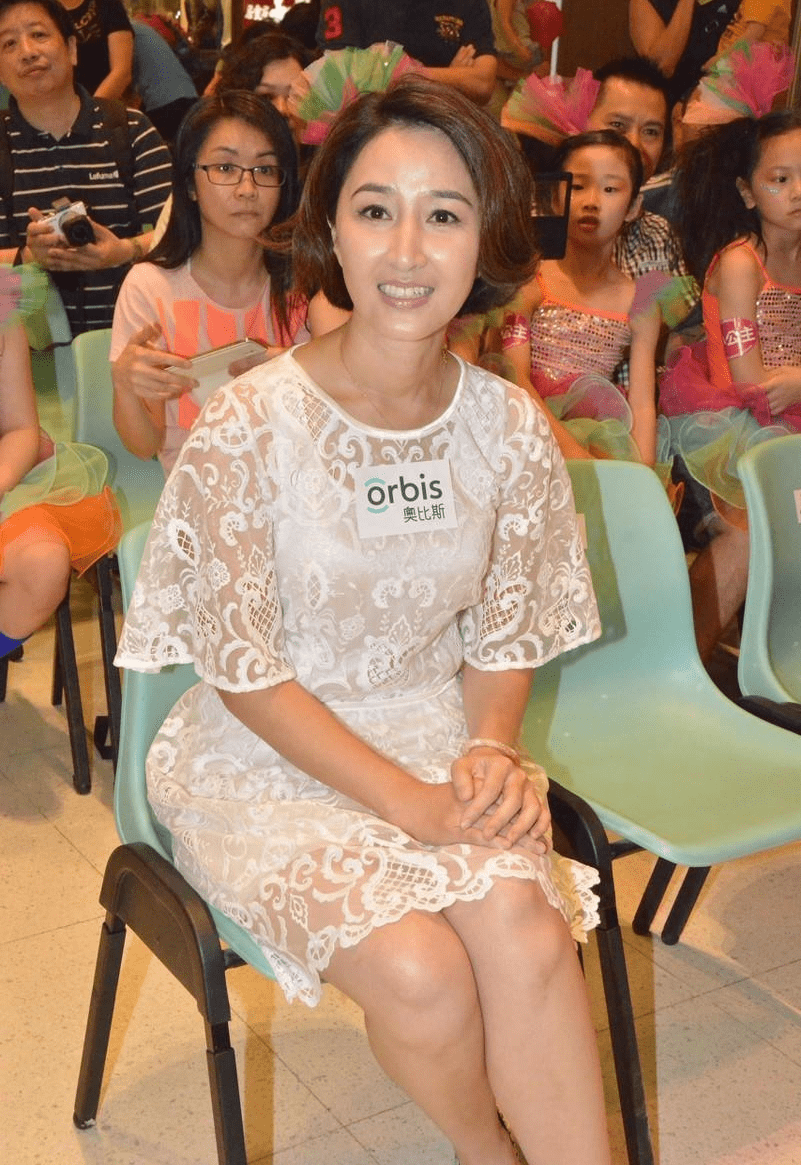 浅色|张家辉夫妇罕见同台,关咏荷复古卷发配绿裙像贵妇,太给老公长脸