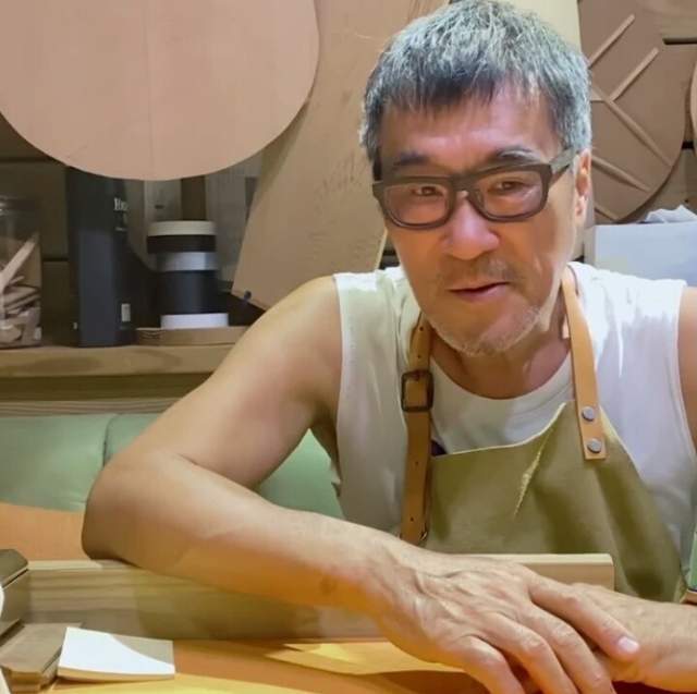 久违63岁的李宗盛近况曝光头发花白显老态看起来像吉他工匠