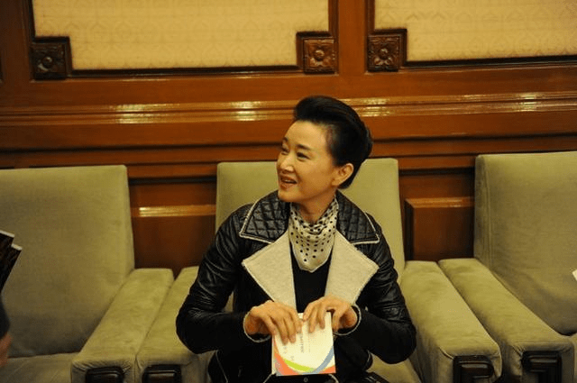 宋祖|54岁宋祖英美得大气,“大背头”配皮衣时髦有范,气质太绝了