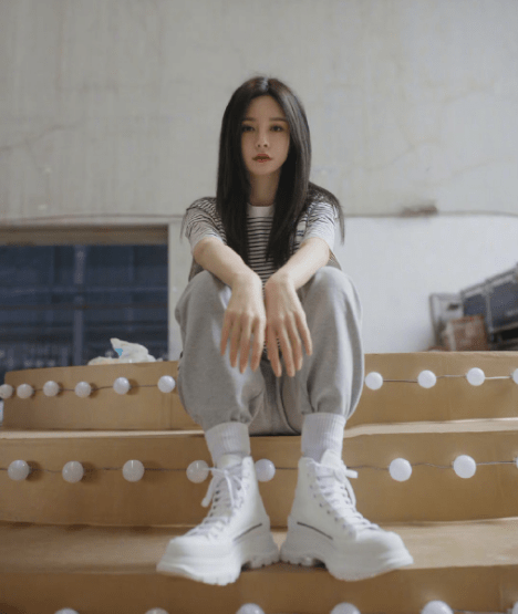 袜子|32岁沈梦辰少女感满满,裤脚塞进袜子中,却意外显得腿很长