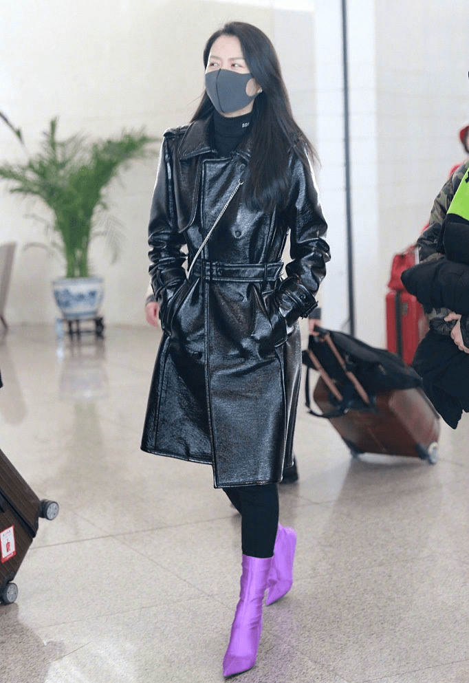 黑色|牛莉带火了一种穿法,叫“皮衣+条纹阔腿裤”,洒脱帅气又时髦