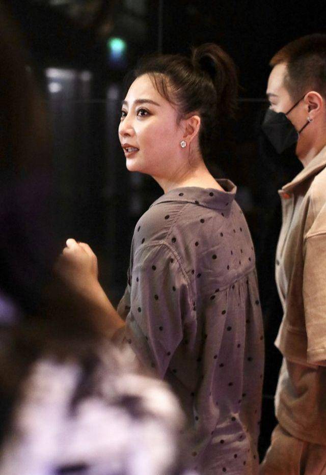 身材|殷桃路人镜头下太真实，穿波点衬衫配修身裤，胖了差点认不出