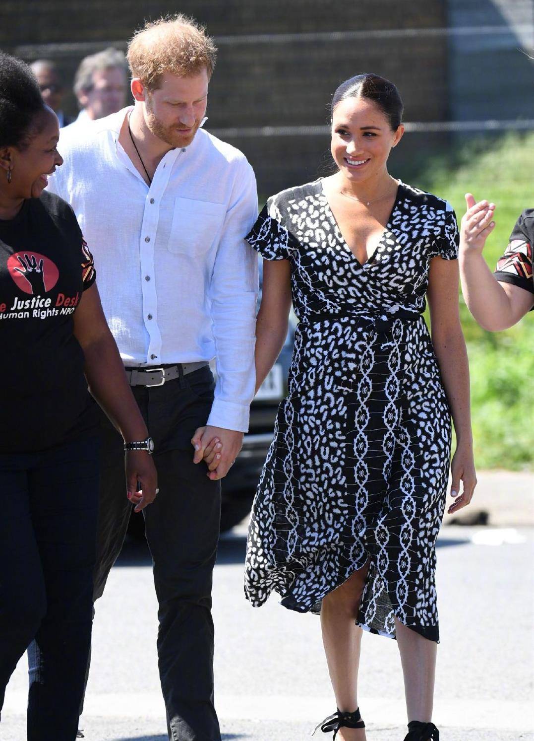 大气|梅根总算穿对了！一袭白色衬衫裙大气优雅，和哈里王子简直配一脸