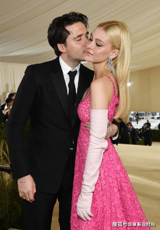 妮可拉|贝克汉姆长子，未婚妻一套粉裙，不比贝嫂？