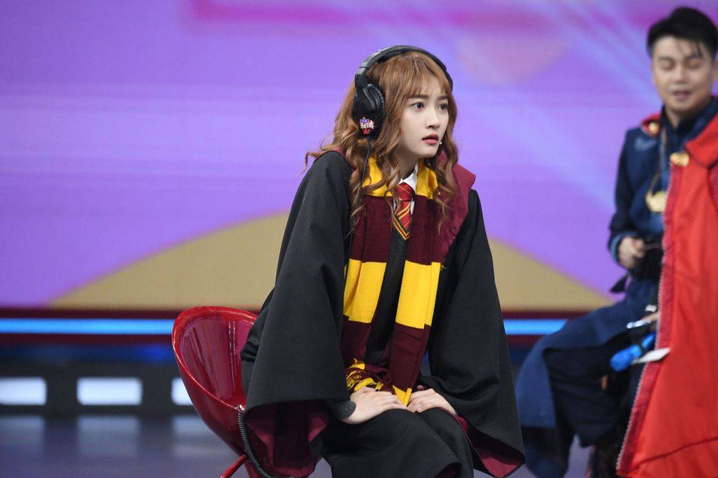 情趣|24岁关晓彤真大胆，穿机车夹克配“情趣袜”扮小丑，骑摩托太酷