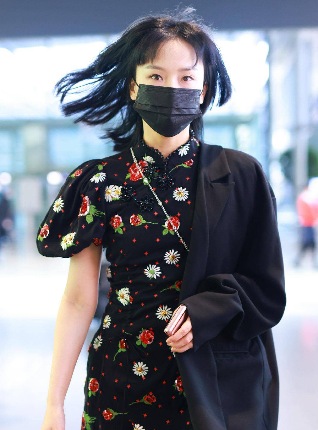 黑色|黄龄穿旗袍走机场,不显老气反而很时髦,国货也能穿出大牌感