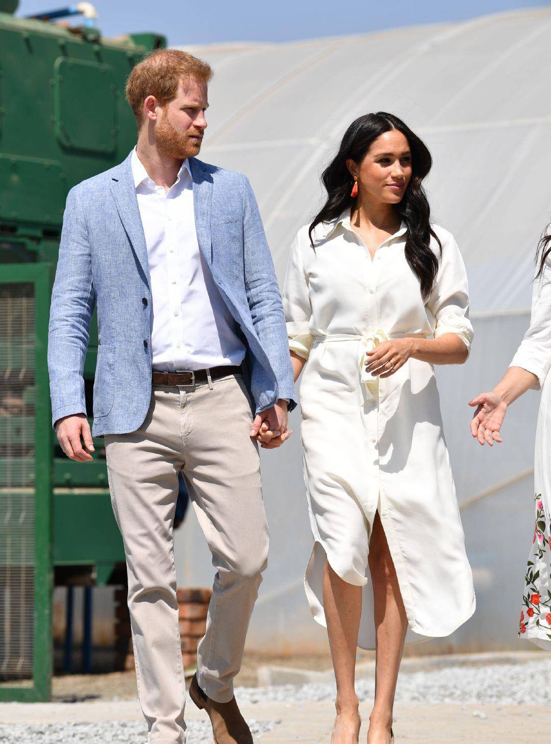 大气|梅根总算穿对了！一袭白色衬衫裙大气优雅，和哈里王子简直配一脸