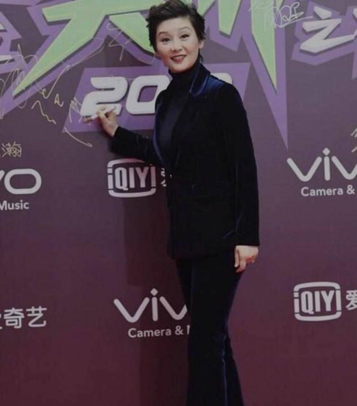 女强人|徐帆剪了短发更有气场，穿灰色西装尽显女强人风范，一看就不好惹