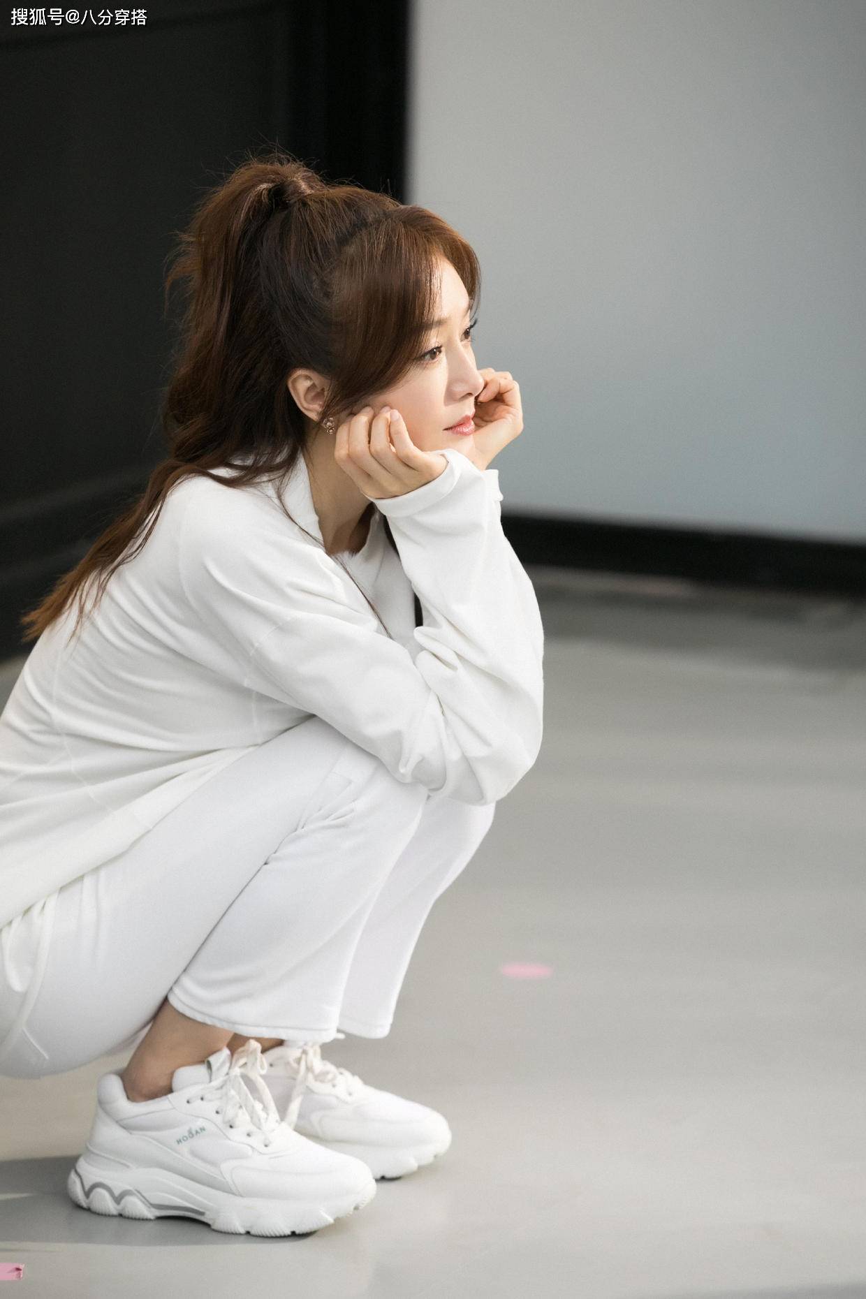 黑色|秦岚私服穿搭也惊艳,T恤配牛仔裙简约利落,舒适随性又有气场