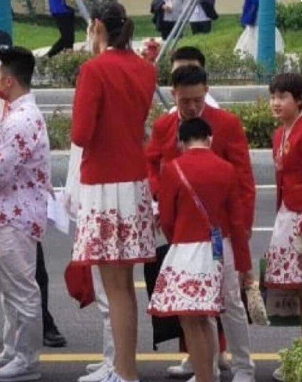 瞬间|小团宠全红婵太火！多位奥运冠军熊抱要合影，与朱婷两度上演最萌身高差