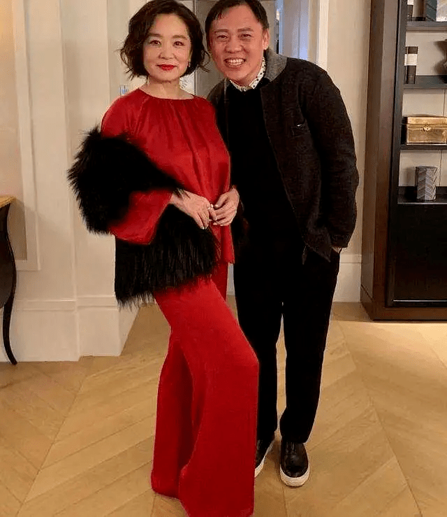 女神|58岁关之琳气质全开，皮草披肩配连衣裙走红毯，高贵又优雅