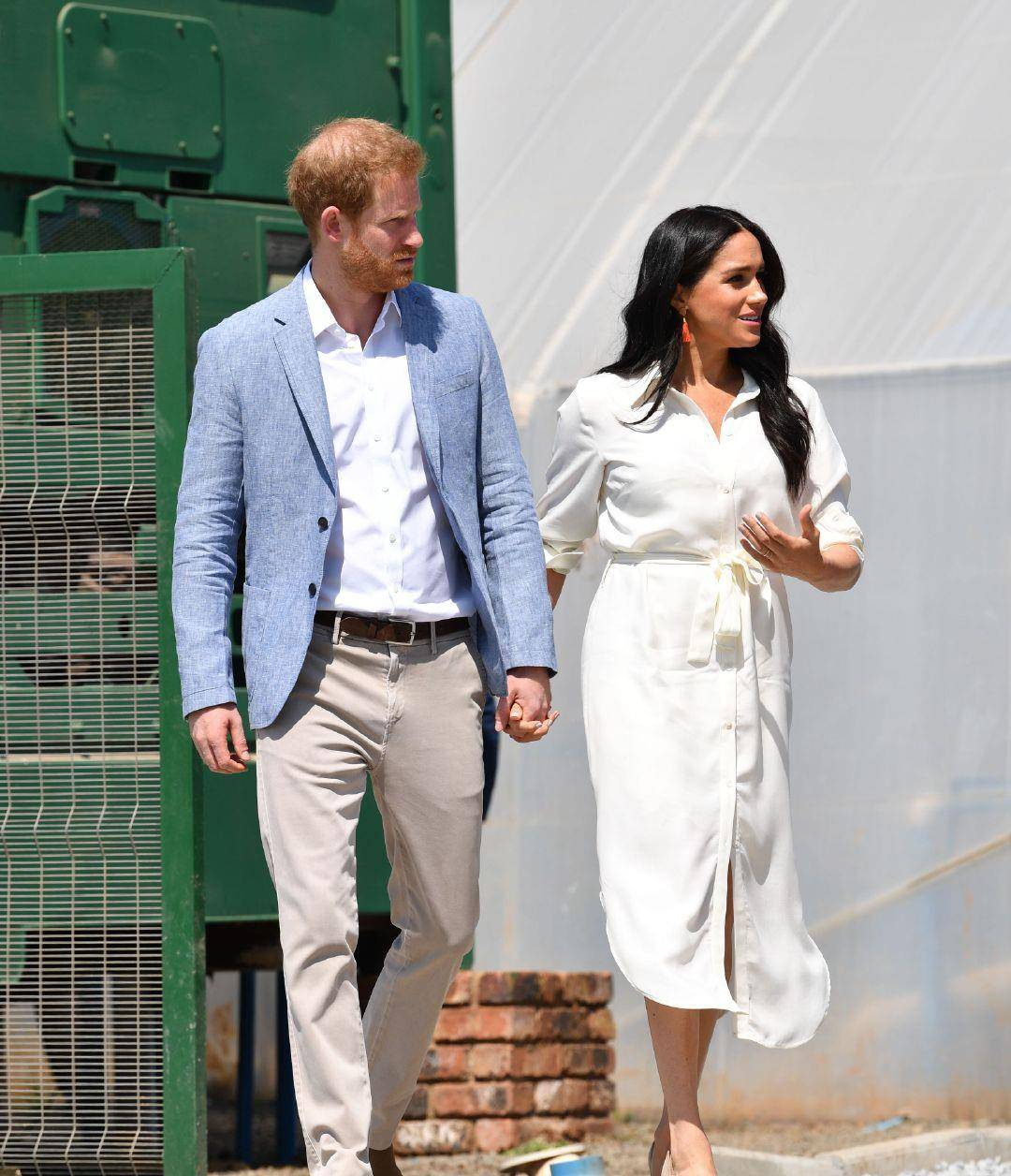 大气|梅根总算穿对了！一袭白色衬衫裙大气优雅，和哈里王子简直配一脸