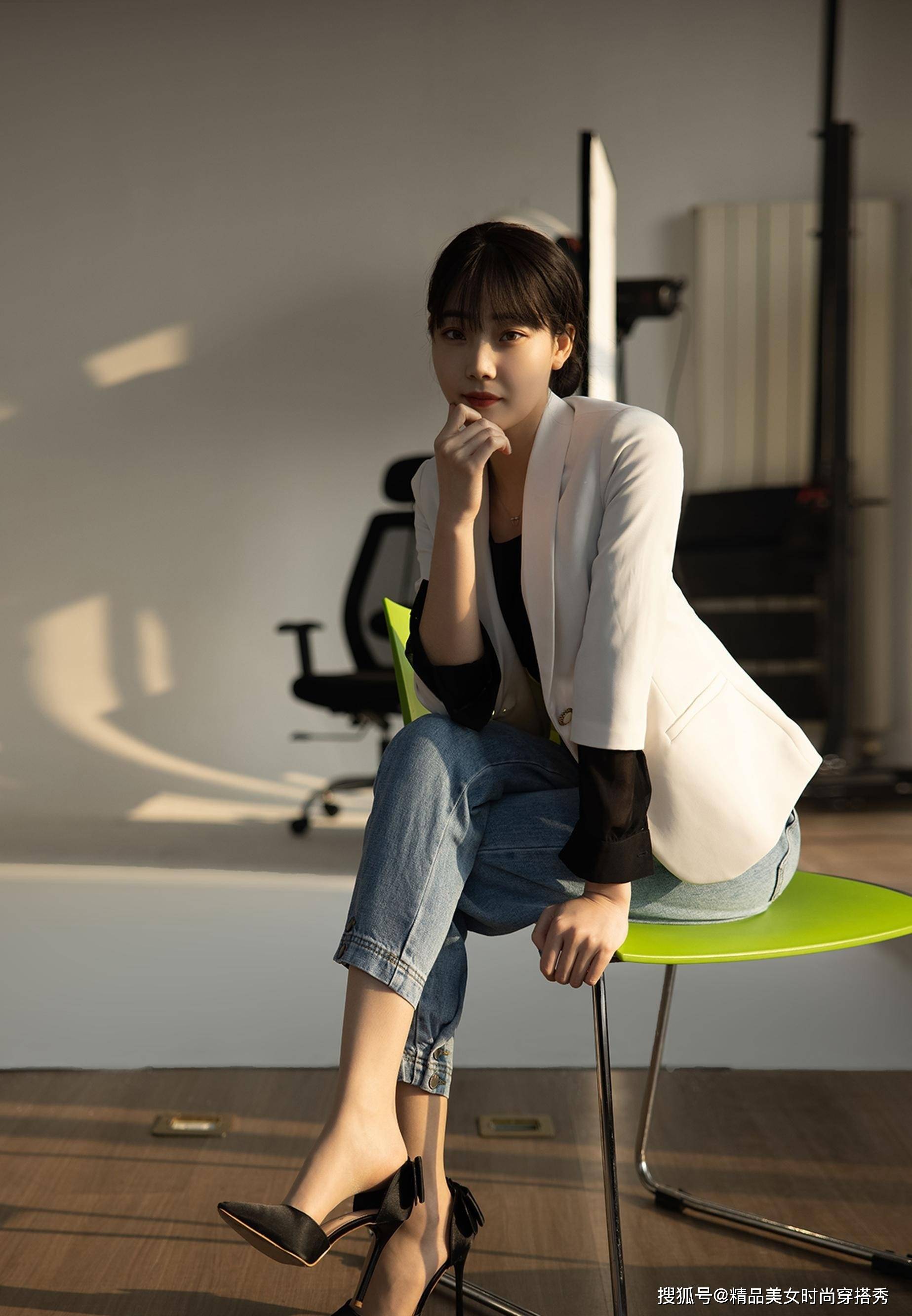 从容|干练的西装外套内搭黑色的衬衫，下搭收脚的牛仔裤，干练又帅气