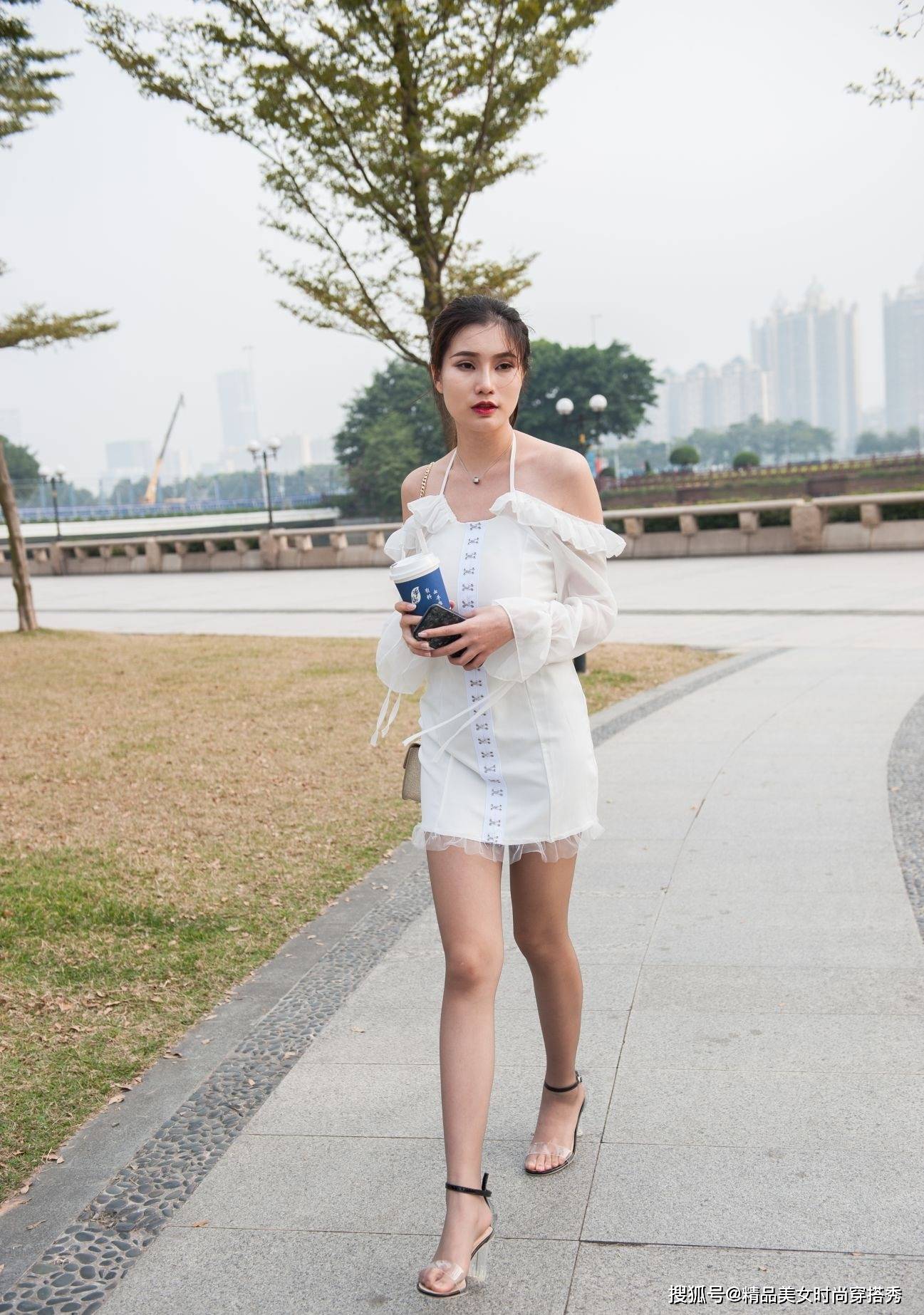透视|白色的露肩连衣裙清凉舒适，搭配一双高跟鞋，走起路来优雅又时尚