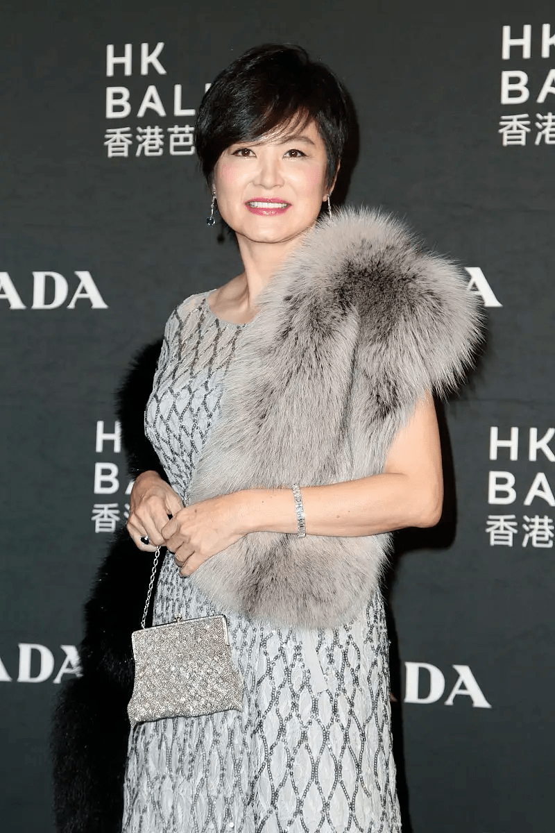 女神|58岁关之琳气质全开，皮草披肩配连衣裙走红毯，高贵又优雅