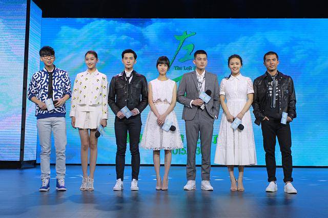 马思纯|马思纯保养得真好，穿简约的白裙气质优雅，不像比关晓彤大10岁