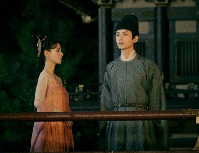 张予曦|成毅张予曦携手演新剧，双人照太养眼，我却被“梦醒男团”迷住了