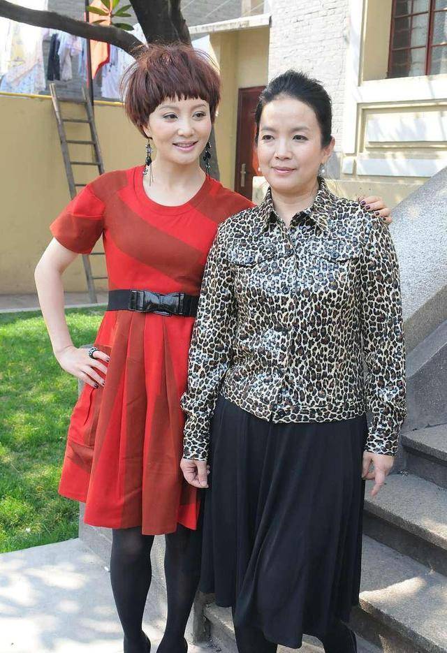 流苏|吕丽萍打扮得素雅挺大方，白色衬衫配流苏罩衫，遮挡身材效果明显