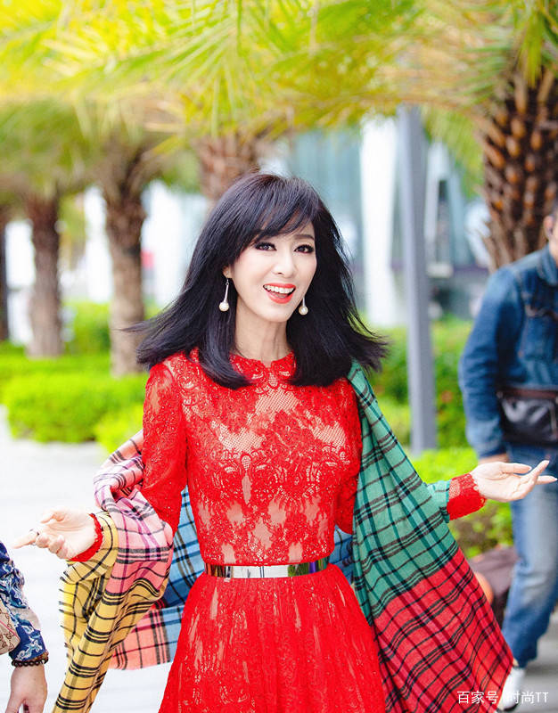 状态|64岁米雪真绝了，无袖背心配健美裤毫无赘肉，这身材让人看自卑