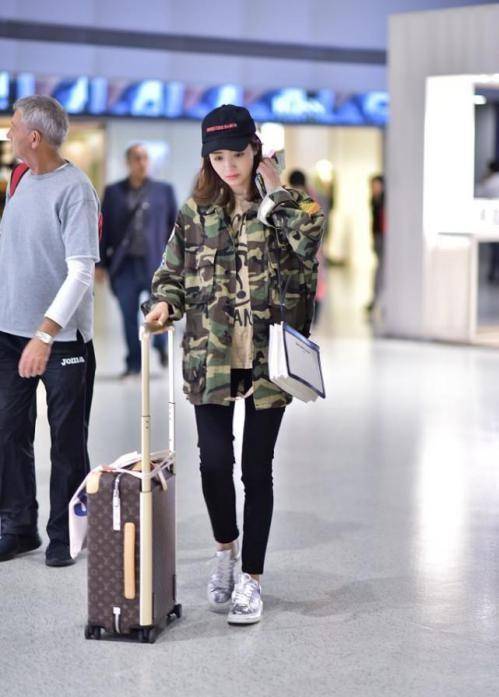 设计|麦迪娜生完孩子还保持好身材，碎花裙拼接蕾丝，甜美似小姑娘