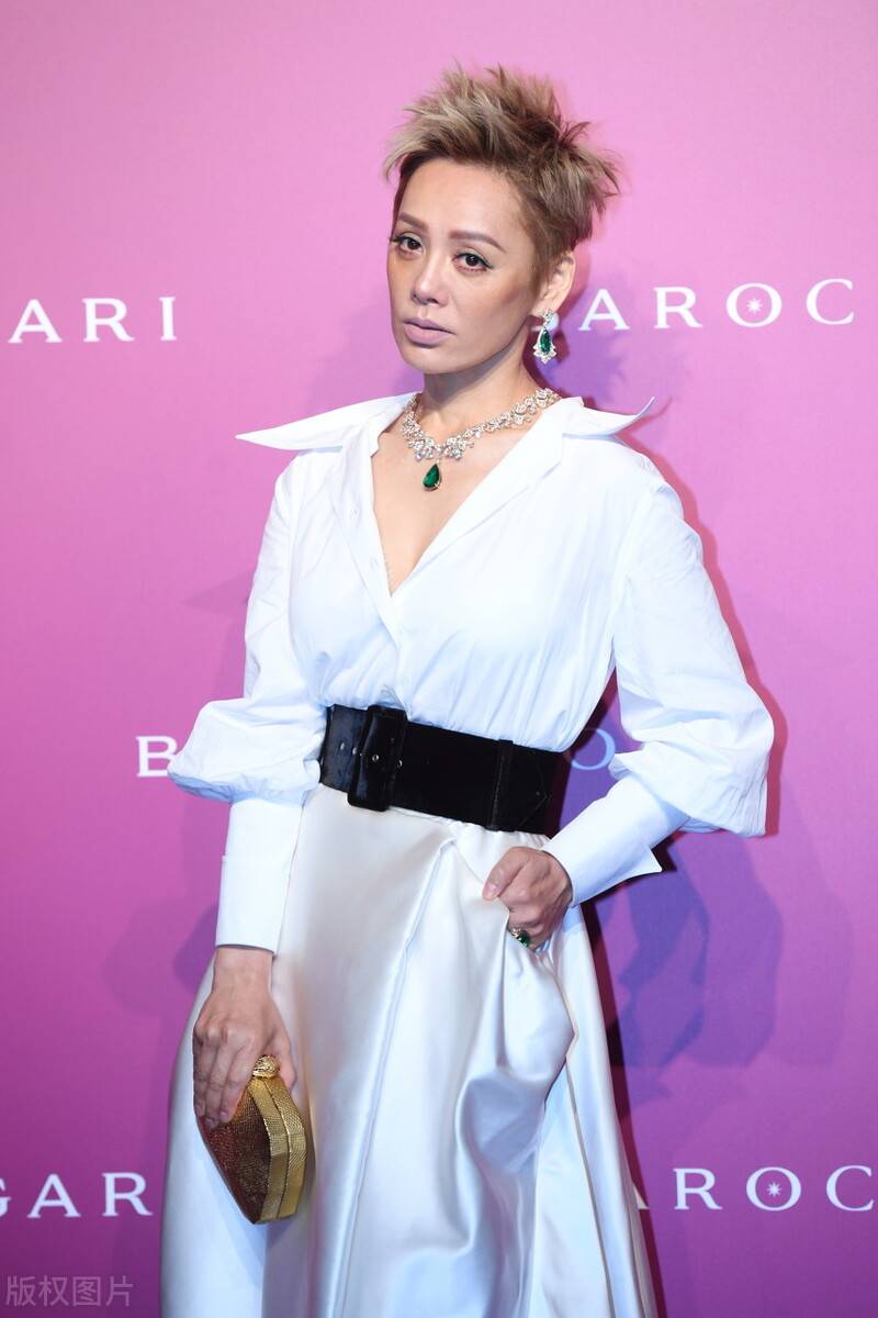 宁静|宁静气场太强了，灰色裹身裙配黑超墨镜，飒酷霸气不失女人味