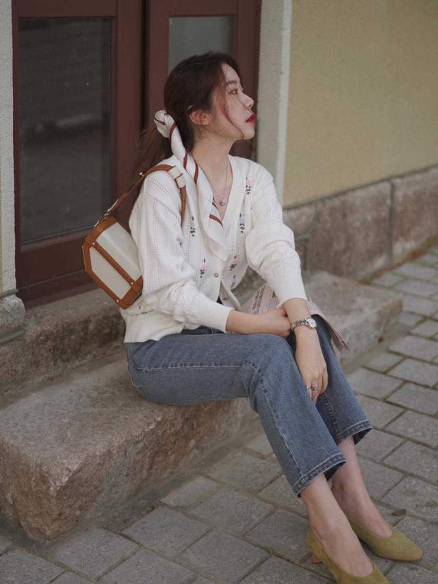 感觉|秋天不穿裙子也很浪漫,针织开始搭配牛仔裤优雅大气,高级时髦