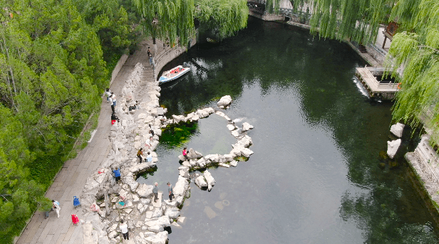 白石泉：市民自发形成打水地