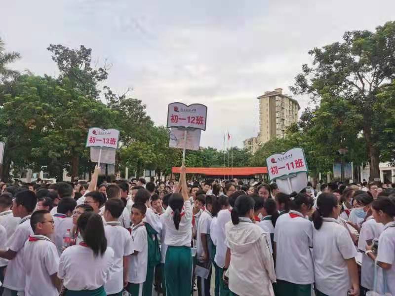 海南华侨中学初中部第三届英语文化节暨中秋英语游园活动受到七年级