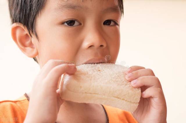 食品|家长还在给孩子吃这些食品么,长不高长得瘦可别怪我没提醒