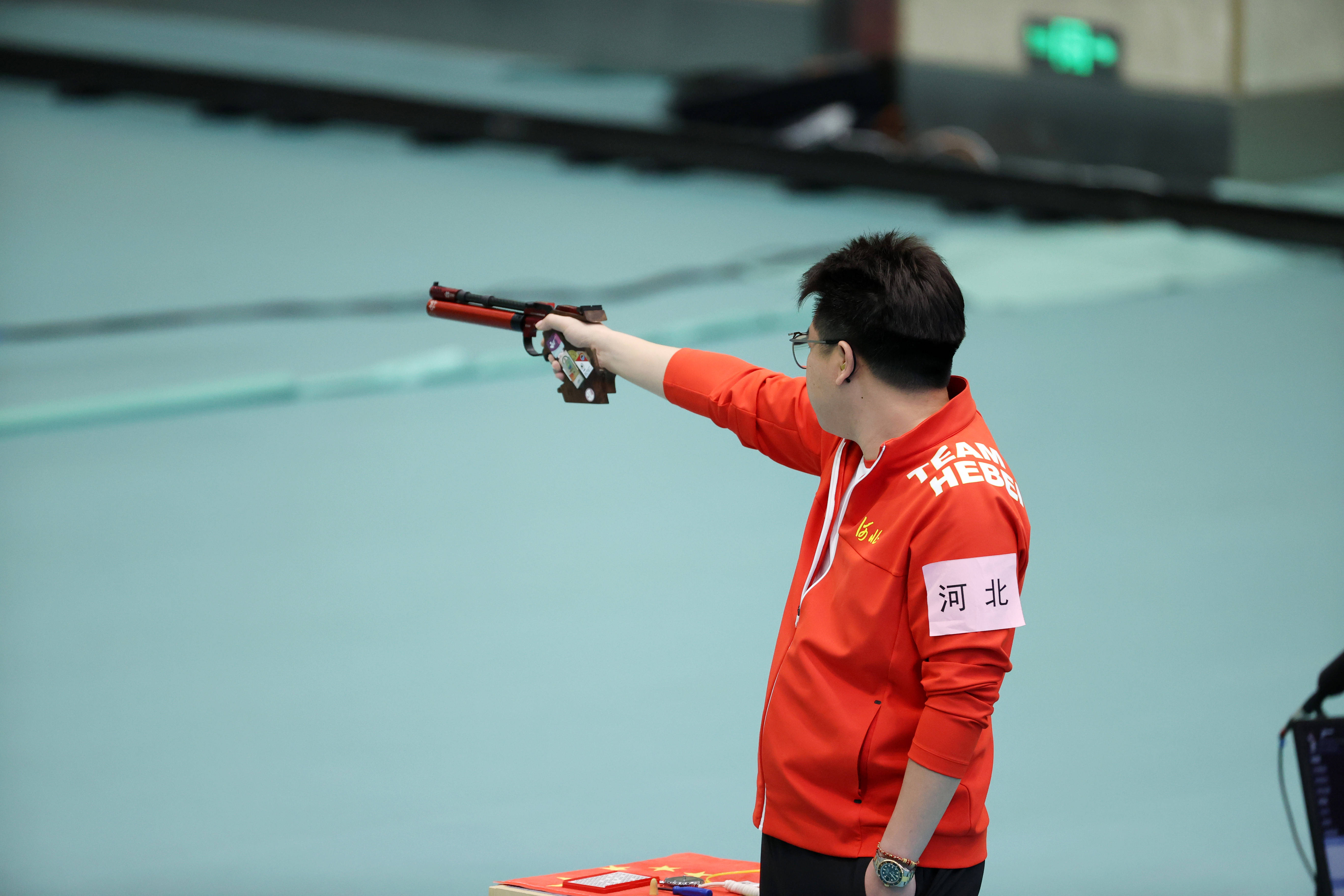 一人立于靶前十数年如一日 庞伟打出了最后一颗子弹